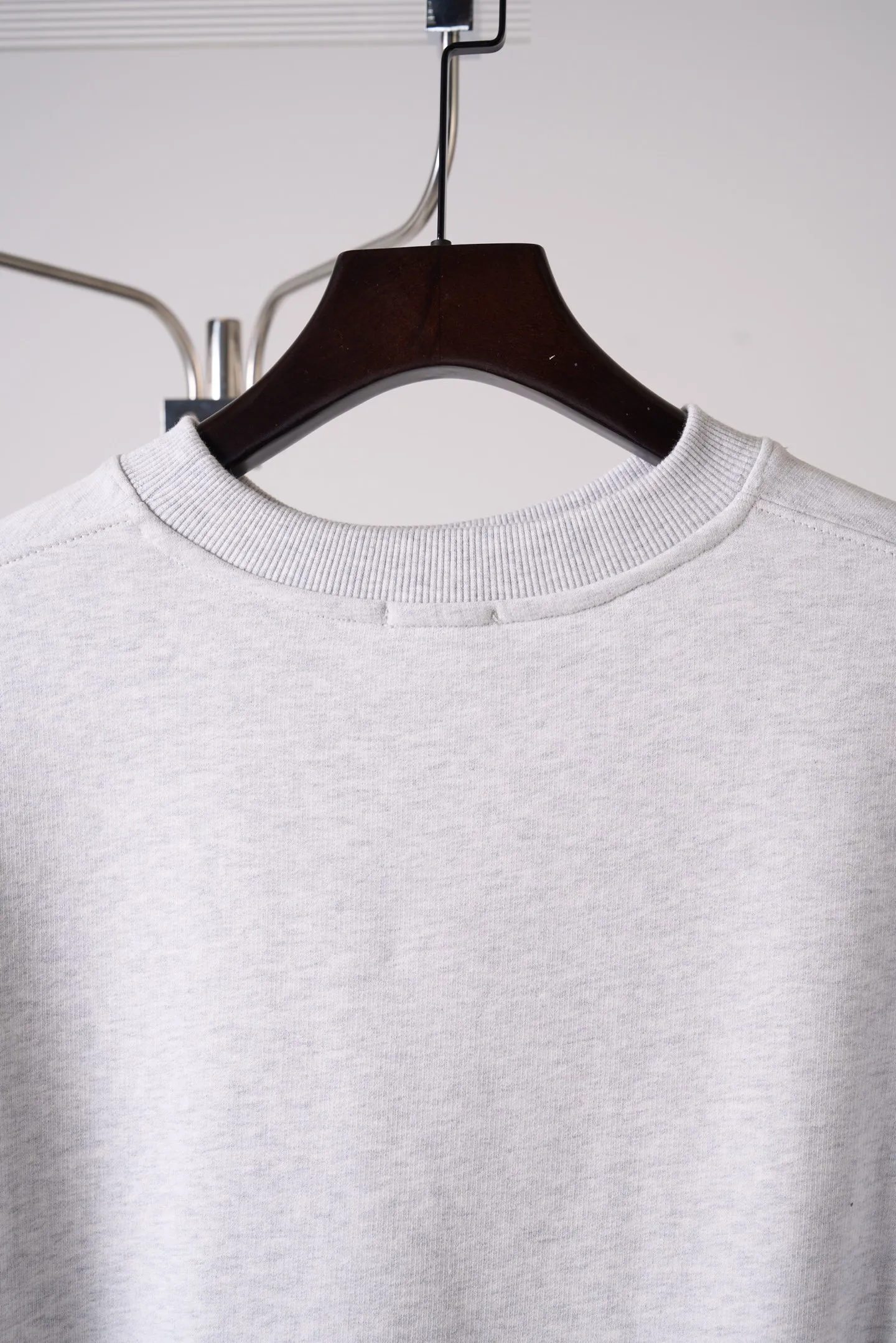[Real auction] Celine/Céline Paris letter printed logo round neck sweatshirt (women's style) [In Stock] S M L custom-dyed densely woven fish scale sheared cotton material, fine and fluffy, soft and skin-friendly. The hemp gray floral gauze sets off the warm background, and the golden contrasting colors illuminate the academic charm, freely interpreting the casual and relaxed posture of a girl. The iconic Celine Paris arch print is placed on the chest of the body, and the Retro school font is layered in contrasting colors, which is neat, full and powerful; the cuffs are embellished with exquisite hand-embroidered logos, which are low-key and hidden in the sleeves, and the light and dark echo each other. The soft dropped shoulders and loose fit take into account relaxation and neat lines. The moderate length flatters the body shape and creates a casual retro college girl silhouette. The style is evident in the details, relaxed yet refined, interpreting the retro accent of contemporary girls. 1. Imported machine embroidery technology uses advanced computer control systems and precision mechanical components to precisely create the iconic TRIOMPHE logo embroidery, with smooth and delicate lines and a full sense of sophistication. 2. Glue printing: Use glue liquid paint to print patterns on the fabric, and bake the fabric to fix the printed pattern. 3. Fermentation washing treatment: The fabrics have been fermentation washing, which makes the hand feel and texture better, is not easy to deform, shrink, and fade, and maintains long-term beauty and loose fit.